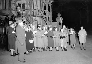 Lamps Prints: Carol Singers at Sandringham, Norfolk December 1954 Neg No E9129