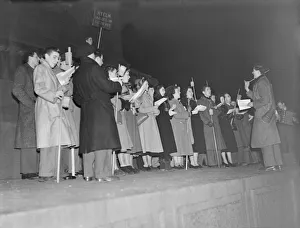 Choirs Prints: Carol Singers in Trafalgar Square, London 1949 021441 / 1