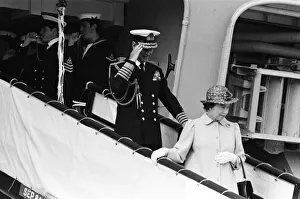 01278 Prints: The carrier HMS Invincible sailed home from the Falklands to a tumultuous welcome