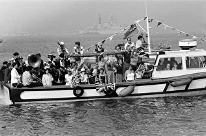 01278 Prints: The carrier HMS Invincible sailed home from the Falklands to a tumultuous welcome