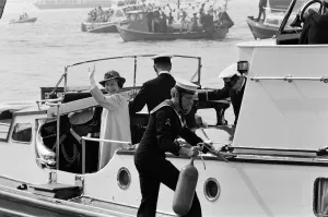 01278 Prints: The carrier HMS Invincible sailed home from the Falklands to a tumultuous welcome