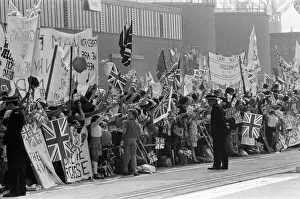 01278 Prints: The carrier HMS Invincible sailed home from the Falklands to a tumultuous welcome