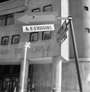 South America Prints: The cars go on through the streets of La Paz. December 1969 Z11691-003 Buenos