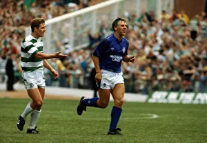 00207 Prints: Celtic versus Rangers Mark McGhee extends hand to Graham Roberts August 1987