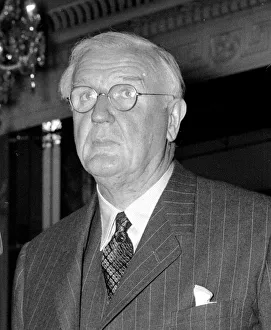 00105 Prints: Former chairman of the Daily Mirror Cecil King talking at a Foyle luncheon