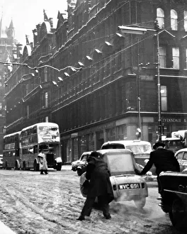 Pushing Prints: Chaotic road conditions cause big traffic hold ups in the centre of Glasgow