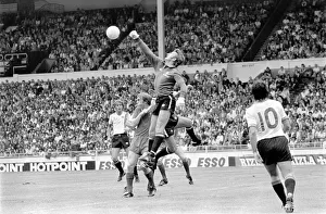 Charity Shield: Manchester United v. Liverpool F. C. August 1977 77-04358-011