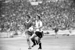 Charity Shield: Manchester United v. Liverpool F. C. August 1977 77-04358-023