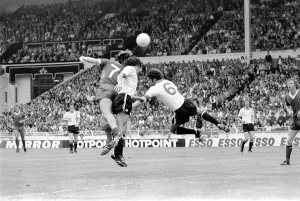 Charity Shield: Manchester United v. Liverpool F. C. August 1977 77-04358-004