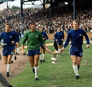 Parades Prints: Charity Shield match Chelsea 1 v Everton 2 Chelsea players Peter Bonetti