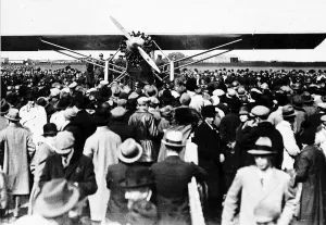 1927 Prints: Charles Lindbergh spectators looking at the plane Spirit of St Louis who made the first