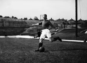 00571 Prints: Charlton Athletic footballer Don Welsh in action during a training session