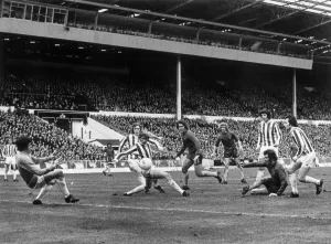 Goal Keeper Prints: Chelsea v Stoke City 1972 League Cup Final Peter Osgood scores Chelsea