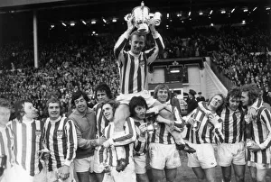 Chelsea v Stoke City 1972 League Cup Final Stokes captain Peter Dobing is hoisted