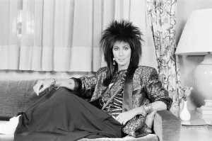 01398 Prints: Cher, American singer and actress, in London for the premiere of her new film, Mask