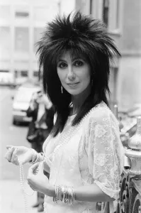 01398 Prints: Cher, American singer and actress, in London for the premiere of her new film, Mask