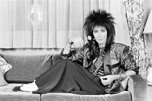 01398 Prints: Cher, American singer and actress, in London for the premiere of her new film, Mask