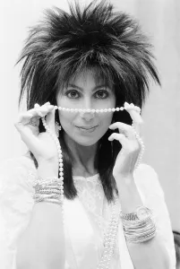 01398 Prints: Cher, American singer and actress, in London for the premiere of her new film, Mask