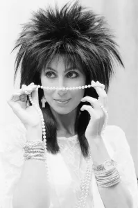 01398 Prints: Cher, American singer and actress, in London for the premiere of her new film, Mask