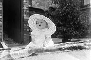 00001 Prints: Child Baby with large straw hat DM 14 / 6 / 1950 024591 / 2
