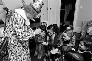 00056 Prints: Child Entertainer: Mr. Blower the clown seen here at a ChildrenIs birthday party