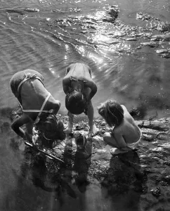 00115 Prints: Child shrimpers on holiday in Bexhill on Sea 31st July 1949