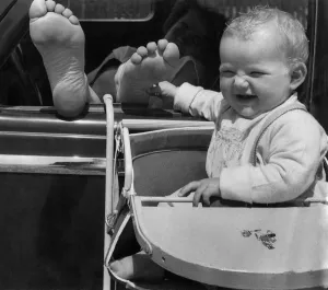 Children Babies: If you want to wake up mummy, just tickle her toes