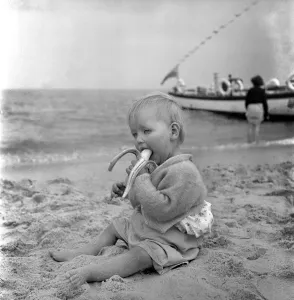 00037 Prints: Children Childhood Holidays. 18-month-old Linda Jones of Pulborough, Sussex