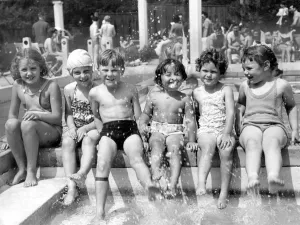 Children cool their feet in the paddling pool at Roehamptom 2nd July 1949