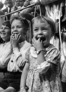Children: Expressions: Lesley Stainer watches Punch and Judy show. August 1952 P024424