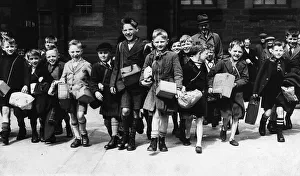 Pod Scan Prints: Children from Glasgow go off to the Government evacuation camp at Abington 1940