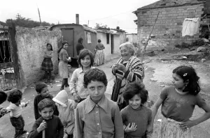00067 Prints: Children and reisdents on the streets in a poor suburb on the outskirts of Rome