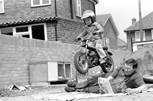 Jump Prints: Children: Stunts: Mini-Motorbikes Speed Kids: 4 year old Colin (Evil