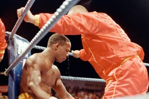 01164 Prints: Chris Eubank defends his WBO super-middleweight title against Ron Essett at the Quinta do