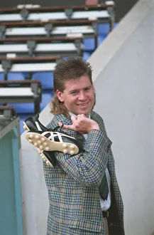 CHRIS WADDLE holding football boots 11 / 07 / 1989