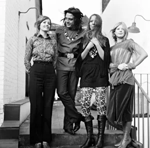 00539 Prints: Christine Keeler, David Bailey, Penelope Tree and Marianne Faithfull at a party in a club