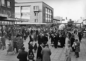 00119 Prints: Christmas crowds making their last-minute purchases as bandsmen entertain them with