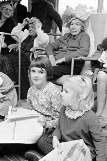 01492 Collection: Christmas Party at St Lukes Hospital, Guildford, Tuesday 22nd December 1970