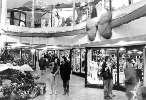 00519 Prints: Christmas shoppers browse for the ideal present in revamped City Centre, Liverpool