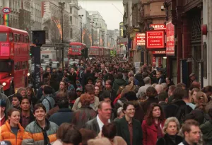 Sales Prints: Christmas shoppers on Oxford Street in London A©Mirrorpix