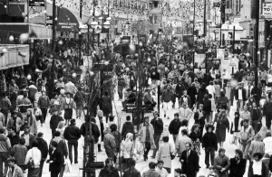 00484 Prints: Christmas shoppers pack Market Street Manchester on the last Saturday before Christmas