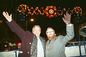 00885 Prints: Christopher Biggins. Christmas light switch on at Broad Street Mall, Reading