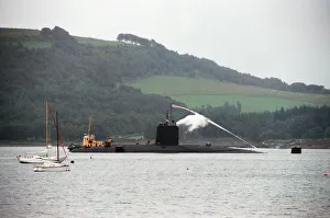 00994 Prints: The Churchill class nuclear submarine HMS Conqueror leaves Her Majestys Naval Base