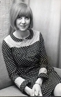 CILLA BLACK AFTER SHE WALKED OFF STAGE WITH THROAT TROUBLE - 13 / 08 / 1964 (64 / 5259)