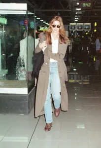 01479 Prints: Cindy Crawford, American Model, at London Heathrow Airport, returning to the US