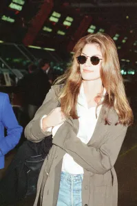 01479 Prints: Cindy Crawford, American Model, at London Heathrow Airport, returning to the US