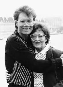 00144 Prints: Cliff Richard Actor Singer With His Mother - August 1987 Dbase Msi