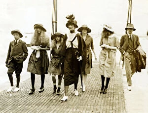 00196 Collection: Clothing Fashion 1920s Mrs Guinness and her children at Cowes on holiday