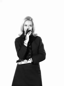 Clothing: Fashion: Gloves: Woman wearing two tone gloves. Model: Anna-Marie Greeber