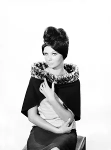 Clothing: Fashion: Hats: Woman wearing fur edged shrug. 1962 B1544-010